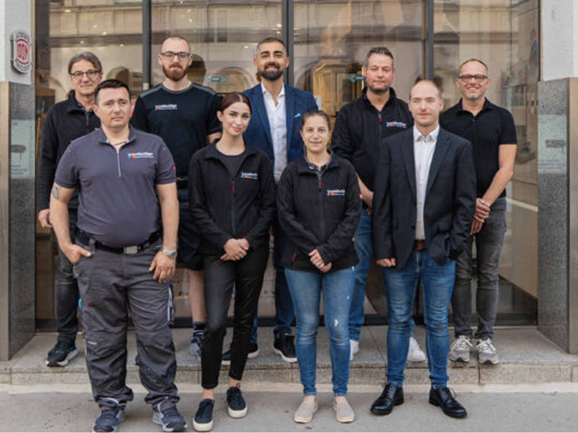 Das Team von Schmidtschläger – Mitarbeiter und Geschäftsführung vor dem Geschäft in Wien