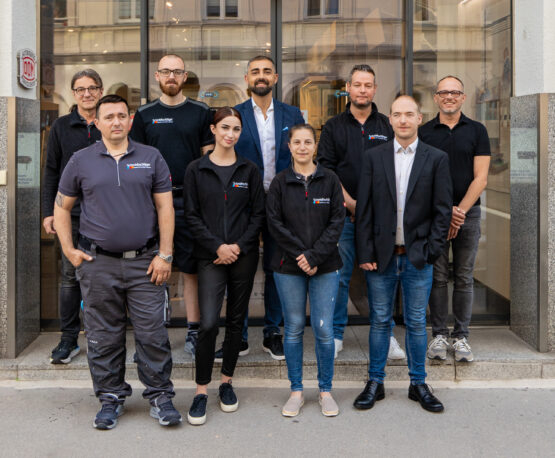Das Team von Schmidtschläger – Mitarbeiter und Geschäftsführung vor dem Geschäft in Wien